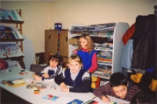 Świąteczna pocztówka : zajęcia w bibliotece z klasą 3 b ze Szkoły Podstawowej nr 2, prowadzone przez Małgorzatę Biernacką, 5.12.2002 r. (fot. 2) [Dokument ikonograficzny]