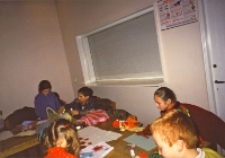 Wiosenne obrazki : zajęcia w bibliotece z uczniami ze Szkoły Podstawowej nr 2 w Obornikach Śląskich, prowadzone przez Małgorzatę Biernacką, 27.03.2003 r. (fot. 7) [Dokument ikonograficzny]