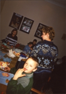 Wiosenne obrazki : zajęcia w bibliotece z uczniami ze Szkoły Podstawowej nr 2 w Obornikach Śląskich, prowadzone przez Małgorzatę Biernacką, 27.03.2003 r. (fot. 9) [Dokument ikonograficzny]