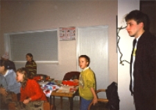 Wiosenne obrazki : zajęcia w bibliotece z uczniami ze Szkoły Podstawowej nr 2 w Obornikach Śląskich, prowadzone przez Małgorzatę Biernacką, 27.03.2003 r. (fot. 10) [Dokument ikonograficzny]