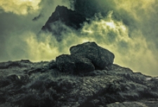 Z mgły i kamieni [Dokument ikonograficzny]