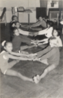 Sekcje rytmiki i tańca w Miejskim Międzyzakładowym Domu Kultury w Obornikach Śląskich, grudzień 1974 r. (fot. 1) [Dokument ikonograficzny]