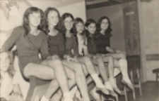 Sekcje rytmiki i tańca w Miejskim Międzyzakładowym Domu Kultury w Obornikach Śląskich, grudzień 1974 r. (fot. 2) [Dokument ikonograficzny]