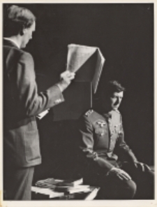 Spektakl „Rzecz o zagładzie miasta” Teatru Współczesnego z Wrocławia dla szkół w Miejskim Międzyzakładowym Domu Kultury w Obornikach Śląskich, 19.11.1975 r. [Dokument ikonograficzny]