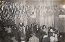 Zabawa andrzejkowa dla młodzieży w Miejskim Międzyzakładowym Domu Kultury w Obornikach Śląskich, 29.11.1975 r. (fot. 2) [Dokument ikonograficzny]