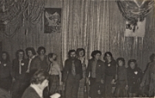 Zabawa andrzejkowa dla młodzieży w Miejskim Międzyzakładowym Domu Kultury w Obornikach Śląskich, 29.11.1975 r. (fot. 3) [Dokument ikonograficzny]