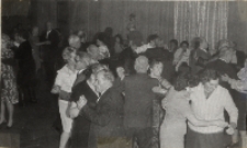 Bal ostatkowy w sali teatralnej dla starszych mieszkańc&oacute;w miasta, zorganizowany przez Miejski Międzyzakładowy Dom Kultury w Obornikach Śląskich, 1975 r. (fot. 1) [Dokument ikonograficzny]