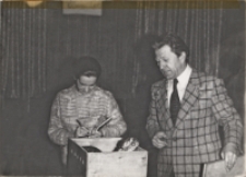 Hanna i Antoni Gucwińscy z przywiezionymi z wrocławskiego zoo okazami zwierząt w Miejskim Międzyzakładowym Domu Kultury w Obornikach Śląskich, 1975 r. [Dokument ikonograficzny]