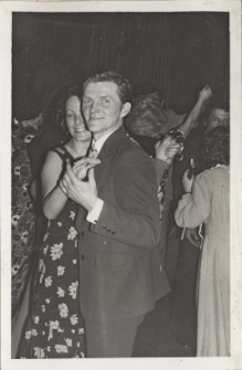 Bale karnawałowe dla obornickich zakładów pracy w sali teatralnej Obornickiego Ośrodka Kultury, styczeń 1976 r. [Dokument ikonograficzny]