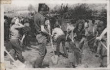 Obornicka młodzież porządkuje na wiosnę miasto w czynie społecznym, kwiecień 1976 r. [Dokument ikonograficzny]