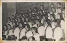 Występ chóru Studium Wychowawczyń Przedszkoli z okazji Święta Pracy podczas wieczornicy w Obornickim Ośrodku Kultury, 27.04.1976 r.[Dokument ikonograficzny]