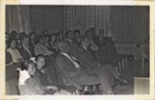 Słuchacze wykładu inaugurującego Obornickie Spotkania Literacko-Filmowe, wygłoszonego przez prof. Jana Trzynadlowskiego z Uniwersytetu Wrocławskiego, 12.06.1976 r. [Dokument ikonograficzny]