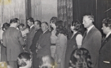 Dekoracja zasłużonych mieszkańców gminy i miasta w 32. rocznicę manifestu lipcowego w sali widowiskowej Obornickiego Ośrodka Kultury, 22.07.1976 r. (fot. 5) [Dokument ikonograficzny]