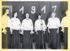 Występ żeńskiego zespołu estradowego w Obornikach Śląskich z okazji 59. rocznicy Rewolucji Październikowej w Obornickim Ośrodku Kultury, 10.11.1976 r. [Dokument ikonograficzny]