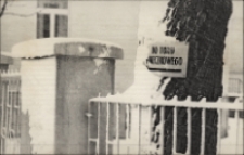 Przysypana śniegiem tabliczka wskazująca kierunek dojścia do toru saneczkowego w Obornikach Śląskich, 1976-1977 r. [Dokument ikonograficzny]