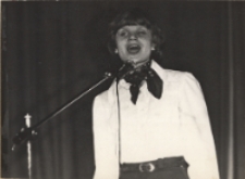 Fotografia solistki eliminacji wojewódzkich do XVI Ogólnopolskiego Konkursu Piosenki Radzieckiej w Obornickim Ośrodku Kultury, 26-27. 02.1977 r. [Dokument ikonograficzny]