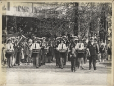Orkiestra Dęta Obornickiego Ośrodka Kultury prowadzi pochód ulicami Obornik Śląskich, 1.05.1977 r. [Dokument ikonograficzny]