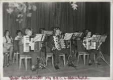 Występ Zespołu Akordeonist&oacute;w Obornickiego Ośrodka Kultury na Dzień Matki, 26.05.1977 r. [Dokument ikonograficzny]