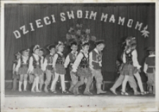 Występ przedszkolak&oacute;w w sali widowiskowej Obornickiego Ośrodka Kultury &bdquo;Dzieci swoim Mamom&rdquo;, 26.05.1977 r. (fot. 2) [Dokument ikonograficzny]