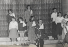 Występ uczni&oacute;w z obornickich szk&oacute;ł z okazji Dnia Matki w sali widowiskowej Obornickiego Ośrodka Kultury, 26.05.1977 r. [Dokument ikonograficzny]