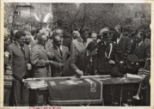 Obornicka Ochotnicza Straż Pożarna ; na zdjęciu przypinanie sztandaru do drzewca przed pochodem pierwszomajowym : fotografia plenerowa, 1.05.1977 r. [Dokument ikonograficzny]