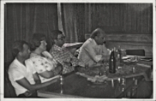 Prelekcja artysty-plastyka Jana Kłossowicza zatytułowana „Malarstwo realistyczne” na inauguracji zajęć w Kole Plastyka Amatora, 3.10.1977 r. [Dokument ikonograficzny]