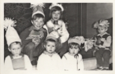 Choinkowa zabawa noworoczna dla dzieci w Obornickim Ośrodku Kultury : fotografia dzieci w czapkach z bibuły, 10.02.1978 r. [Dokument ikonograficzny]