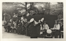 Trybuna honorowa z pocztami sztandarowymi i orkiestrą dętą na Święto Pracy w Obornickim Ośrodku Kultury, 28.04-1.05.1978 r. [Dokument ikonograficzny]