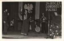 Występ Reginy Pisarek z zespołem &bdquo;Korale&rdquo; z okazji &bdquo;34. Rocznicy Odrodzenia Polski&rdquo; w Obornickim Ośrodku Kultury, 20.07.1978 r. [Dokument ikonograficzny]