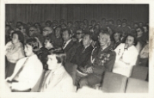 Widownia oglądająca występ Reginy Pisarek z zespołem &bdquo;Korale&rdquo; z okazji &bdquo;34. Rocznicy Odrodzenia Polski&rdquo; w Obornickim Ośrodku Kultury, 20.07.1978 r. [Dokument ikonograficzny]