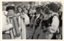 Koło Gospodyń Wiejskich z Wilczyna Leśnego w strojach ludowych z wieńcem dożynkowym podczas gminnych dożynek w Pęgowie, wrzesień 1978 r. (fot. 2) [Dokument ikonograficzny]