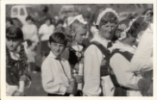 Część korowodu dożynkowego podczas gminnych dożynek w Pęgowie, wrzesień 1978 r. [Dokument ikonograficzny]