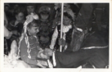 Choinka noworoczna dla dzieci, którym św. Mikołaj rozdaje prezenty w Obornickim Ośrodku Kultury, 18.01.1978 r. [Dokument ikonograficzny]