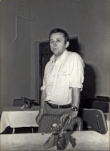 Reżyser Kazimierz Kutz w przerwie podczas V Obornickich Spotkań Filmowo-Literackich, 8.06.1980 r. [Dokument ikonograficzny]