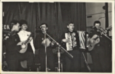 Występ zespołu uczestniczącego w eliminacjach wojewódzkich XX Ogólnopolskiego Konkursu Piosenki Radzieckiej w Obornikach Śląskich, 28.02-1.03.1981 r. [Dokument ikonograficzny]
