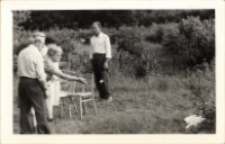 Plenerowe gry, zabawy i konkursy dla senior&oacute;w z Klubu Seniora z Obornickiego Ośrodka Kultury na ogr&oacute;dkach działkowych, 7.07.1981 r. [Dokument ikonograficzny]