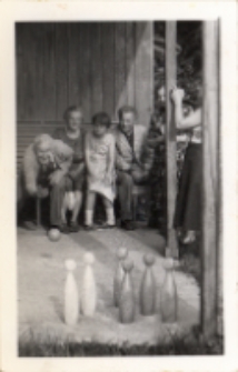 Gra w kręgle członk&oacute;w Klubu Seniora z Obornickiego Ośrodka Kultury do ogr&oacute;dk&oacute;w działkowych : kulą rzucają panowie, 7.07.1981 r. [Dokument ikonograficzny]