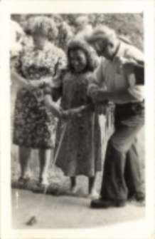 Gry i zabawy uczestnik&oacute;w wycieczki Klubu Seniora z Obornickiego Ośrodka Kultury na ogr&oacute;dki działkowe : przeciąganie liny, 7.07.1981 r. [Dokument ikonograficzny]