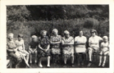 Odpoczynek pań z Klubu Seniora z Obornickiego Ośrodka Kultury razem z wnukami pod lasem, 7.07.1981 r. [Dokument ikonograficzny]