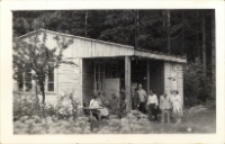 Świetlica na ogr&oacute;dkach działkowych odwiedzona przez uczestnik&oacute;w wycieczki z Klubu Seniora z Obornickiego Ośrodka Kultury, 7.07.1981 r. [Dokument ikonograficzny]