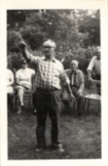 Kierownik ogr&oacute;dk&oacute;w działkowych i jednocześnie członek Klubu Seniora z Obornickiego Ośrodka Kultury p. Raduchowski, 7.07.1981 r. [Dokument ikonograficzny]
