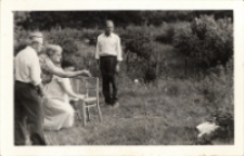 Gra w bule uczestnik&oacute;w wycieczki Klubu Seniora z Obornickiego Ośrodka Kultury do ogr&oacute;dk&oacute;w działkowych, 7.07.1981 r. [Dokument ikonograficzny]