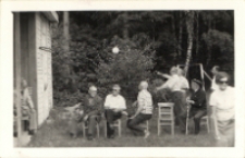 Konkurs celności rzutów do kosza dla uczestników wycieczki Klubu Seniora z Obornickiego Ośrodka Kultury do ogródków działkowych, 7.07.1981 r. [Dokument ikonograficzny]