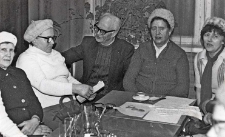 Klub Seniora podczas próby wykonania piosenki pt. „Nasz klub” w Obornickim Ośrodku Kultury, luty 1981 r.