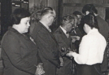 Odznaczenia osób zasłużonych podczas akademii pierwszomajowej w Obornickim Ośrodku Kultury : pierwsza z lewej Halina Godowska, 1.05.1982 r. [Dokument ikonograficzny]