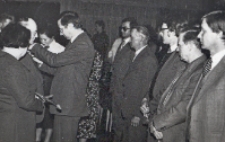 Naczelnik Miasta i Gminy Oborniki Śląskie Franciszek Augiewicz odznacza zasłużonych mieszkańców Obornik Śląskich podczas akademii pierwszomajowej w Obornickim Ośrodku Kultury, 1.05.1982 r. [Dokument ikonograficzny]