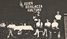 Montaż poetycko-muzyczny przygotowany przez młodzież wspólnie z biblioteką publiczną z okazji Dnia Matki i Dnia Działacza Kultury w Obornickim Ośrodku Kultury, 26.05.1982 r. [Dokument Ikonograficzny]