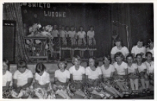 Występ uczniów ze Szkoły Podstawowej w Pęgowie z okazji Święta Ludowego w Obornickim Ośrodku Kultury, 30.05.1982 r. (fot. 1) [Dokument ikonograficzny]