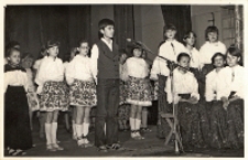 Występ uczniów ze Szkoły Podstawowej w Pęgowie z okazji Święta Ludowego w Obornickim Ośrodku Kultury, 30.05.1982 r. (fot. 2) [Dokument ikonograficzny]