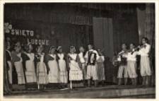 Występ Zespołu Pieśni Ludowej „Malwy” oraz Kapeli Ludowej „Kogucik” pod kierunkiem Mariana Kowalskiego z okazji Święta Ludowego w Obornickim Ośrodku Kultury, 30.05.1982 r. [Dokument ikonograficzny]